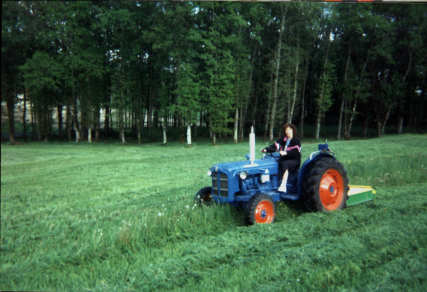Mon épouse sur le FORDSON Dextra, 2001 c'est pas d'hier !
