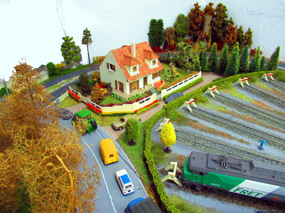 Le pavillon du responsable du réseau. Pour un ferrovipathe, habiter face à un dépôt de locos c'est le rêve !