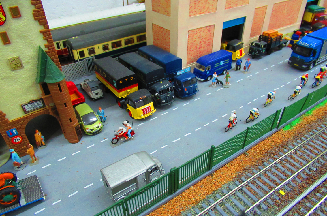 Le dépôt "Messagerie A" avec ses célèbres Panhard Movi.