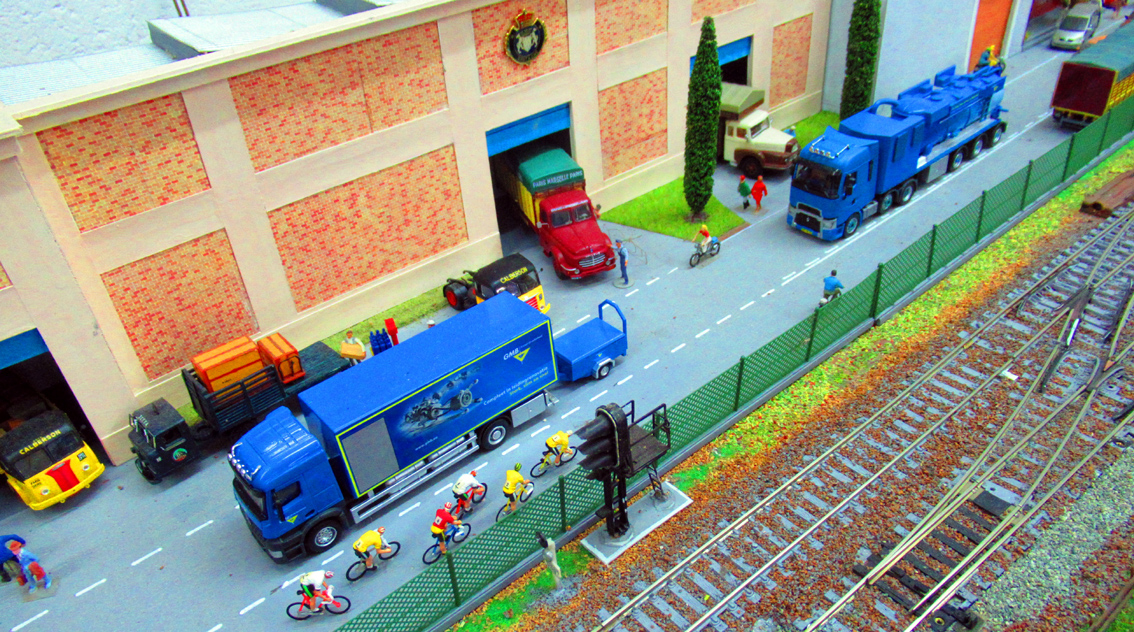 Le dépôt"Messagerie B". Passage des cyclistes du club de la ville à l' entrainement pour la course de Dimanche