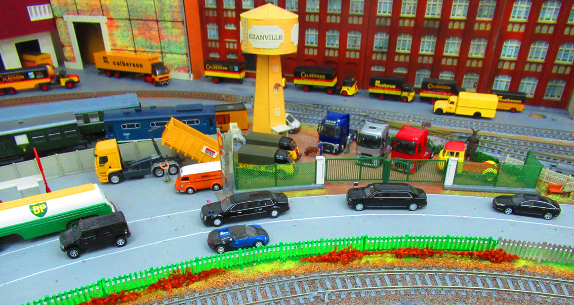 En haut dépôt CALBERSON, au centre parking des RENAULT T neufs. en bas: convoi officiel pour la visite du réseau:limousine de OBAMA, derrière, limousine de POUTINE