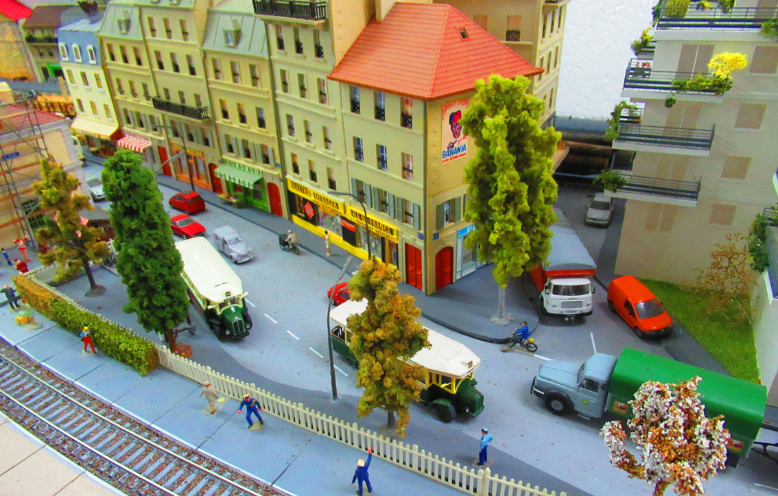 Centre ville, les autobus RENAULT TN 6 appartiennent à l'Office du Tourisme, ils font visiter la ville et les dépôts de locomotives aux touristes