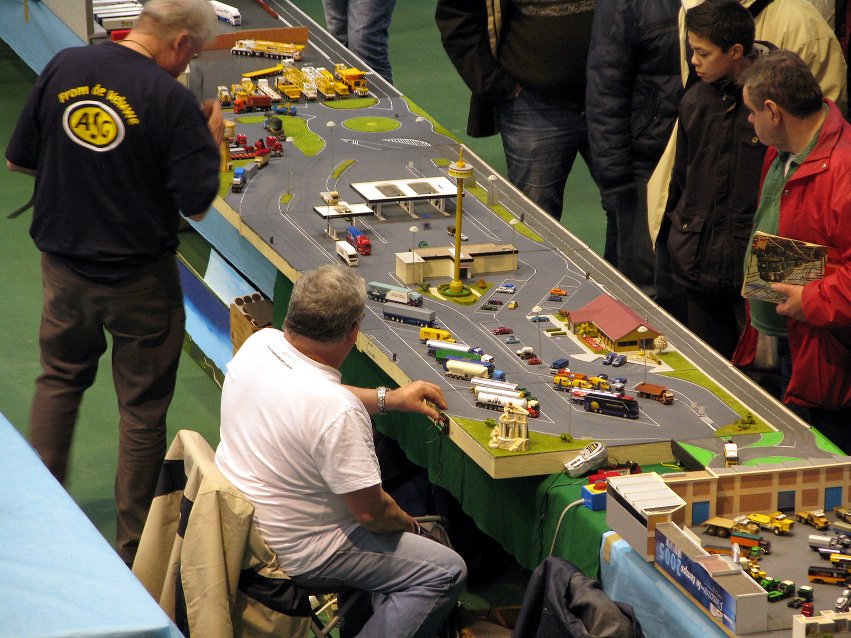 Marco en grand manipulateur de l'aire de repos ! Dans les expos c'était son domaine ! Wasquehal 2012