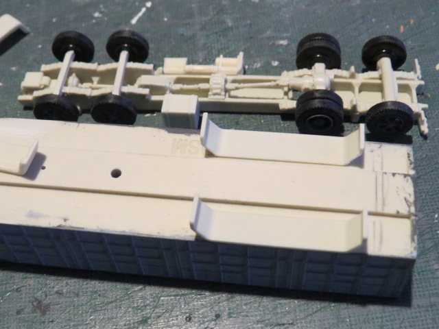 la pose des gardes de boue n'est pas repéré sur la caisse:2 traits de crayon sur le bord de caisse et coller