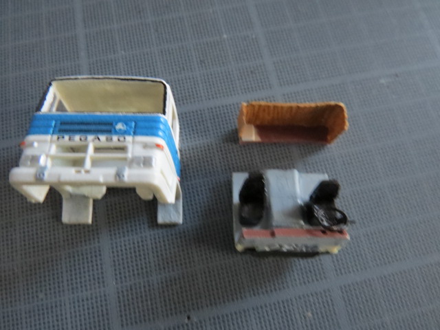 c'est pas obligé mais j'ai en découpant et recollant <br />les coté agrandi le rideau qui trop éloigné des vitres