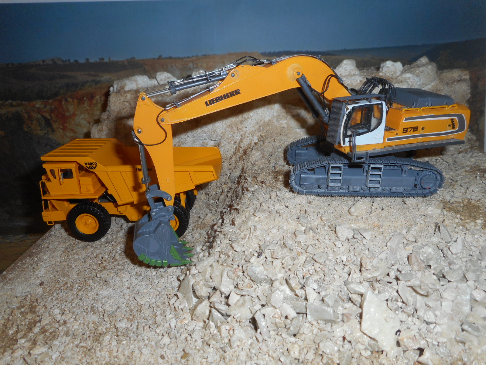 Pelle 976 et tombereau Wabco