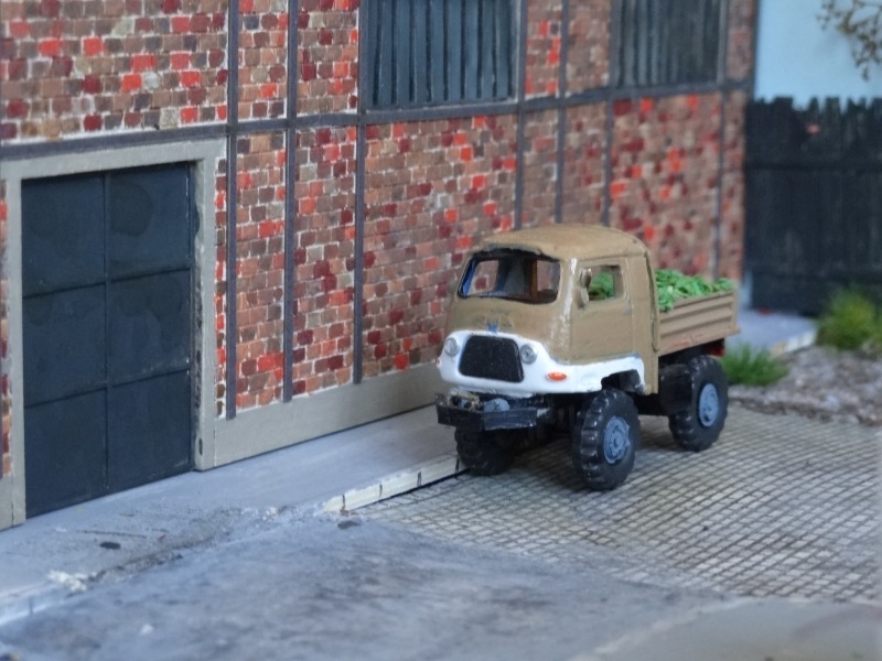 Ah, là, manque le pare brise ! Sera mis après que j'ai collé les lettres SINPAR sur la calandre (si j'y arrive !!!)