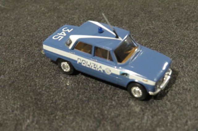 Alfa giula polizia brekina collector comme la carabinieri