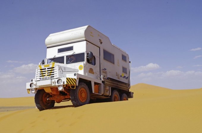 l-incroyable-camping-car-de-frantz-une-capucine-pilote-sur-porteur-berliet.jpg