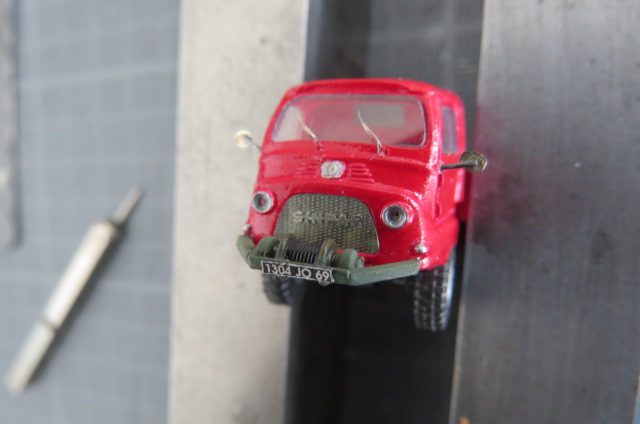 J'en ai profité pour peindre la grille pour donner<br />de la profondeur..