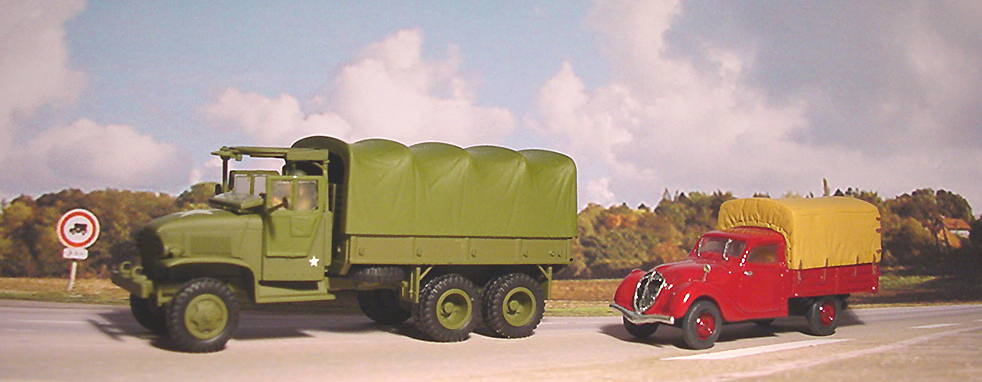 MILITAIRE GMC 6X6 DOUBLÉ PAR UNE PEUGEOT 202.JPG