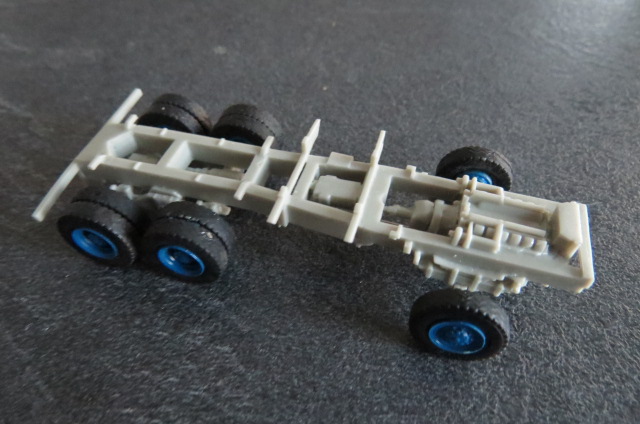 J'ai collé le train arrière en position une fois prémonté les roues et collé l'arbre de transmission arrière