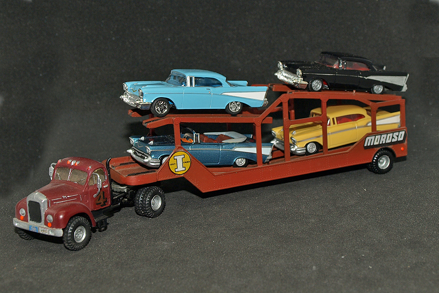 Tracteur Mack ,chargé de Chevrolet Bel Air