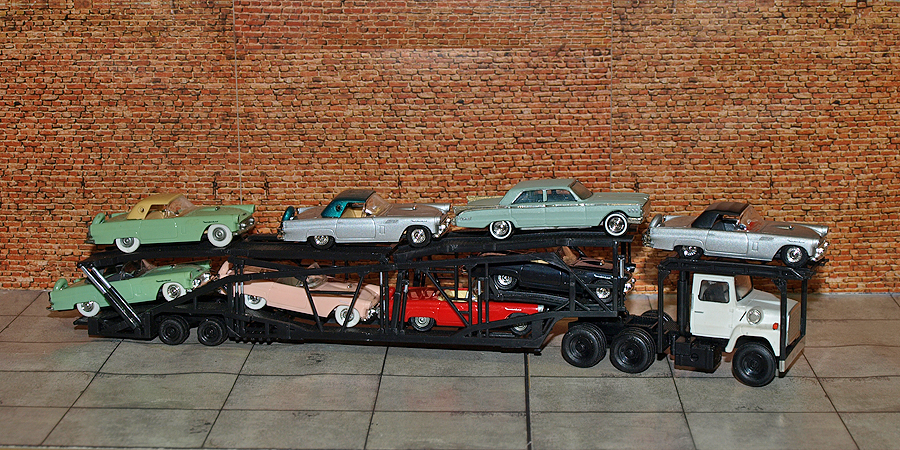 Tracteur Kenworth, chargé de 7 Ford T-Birds et d'une Ford Comet.