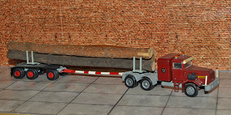 Faun de la Bundeswehr allemande comme transporteur de bois