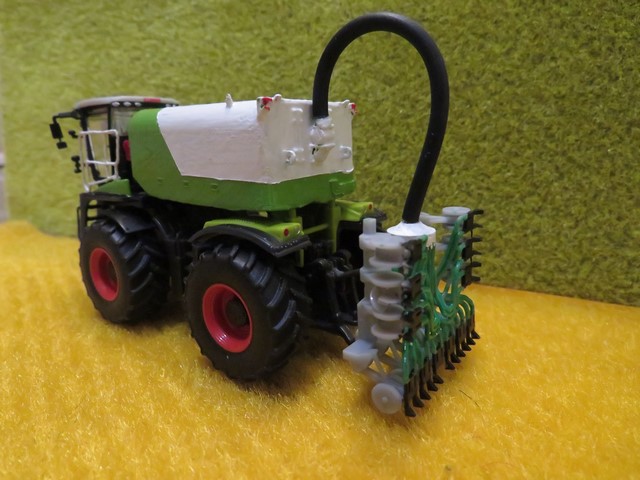 Xérion Avec pompe à lisier, une cuve et un enfouisseur..JPG