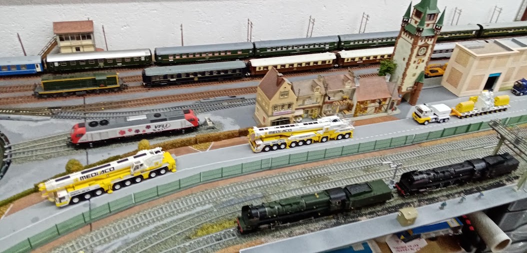 Au fond le PARIS-MOSCOU-PEKIN<br />Devant : l’ ÉTOILE du NORD