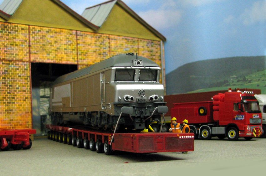 D'abord sortons la machine de l'atelier, une loco diesel CC 172045 Jouef, appelée "béton" à cause de sa couleur dite "sortie d'usine.