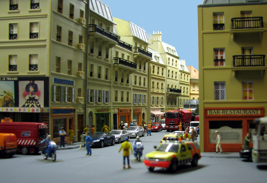 Pour se rendre au dépôt, le convoi doit traverser la ville de Lédeu/Fonlapert par l'Avenue de l'Atoll Onduléra très fréquentée et animée