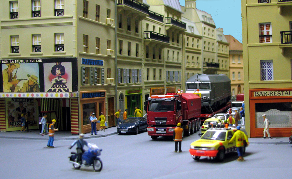 Arrivée à hauteur du carrefour dit des Présidents ou se rejoignent les rues Frédéric LEBELGE, un meneur d'hommes fou qui a fait beaucoup pour la ville. Le boulevard Philippe d' Angoulême, libérateur de la ville en 1619. Gérard MINDEVELOUR, ancien Maire dont la fortune est due à son entreprise de mini-dioramas et le Boulevard Lionel LEVIOLAY, artiste peintre bien connu. Tous descendants des Contes de NARBONI issus d'une branche pauvre du Duc D'ENGHIEN !