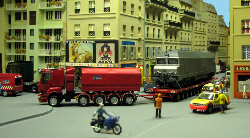 Le convoi prend à droite et s'engage Boulevard Philippe d' Angoulème tandis qu'un motard stope les véhicules venant de la rue Frédéric LEBELGE