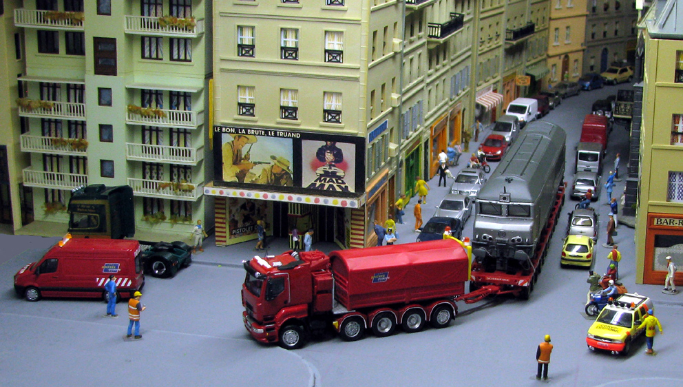 Le tracteur SISU C 600 va être obligé de mordre sur le trottoir