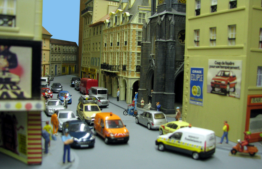 A gauche, le cinéma. Dans l' Avenue ,de face (Av. AToll Onduléra), l'église dite "des repentis" très fréquentée par des amateurs de véhicules miniatures d'un club bien connu. Le bel immeuble à arcades, à côté de l'église est le "GRAND HÔTEL DEPACE" dont le propriétaire n'est autre que Mr Michel DEPACE qui a fait de ce bel établissement un hôtel/restaurant 4 étoiles ou le curé de la paroisse le Père Hubert de la Patefeuilleté a ses entrées accompagné de petites jeunes filles qu'il confesse chambre 218, seule chambre équipée d'un bidet !