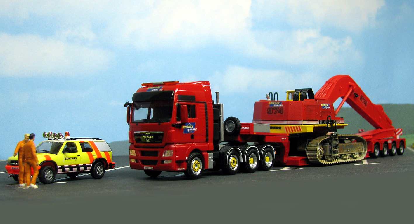 Halte sur l'aire de repos; Tracteur MAN TGX XXl, pelle LIEHERR 974