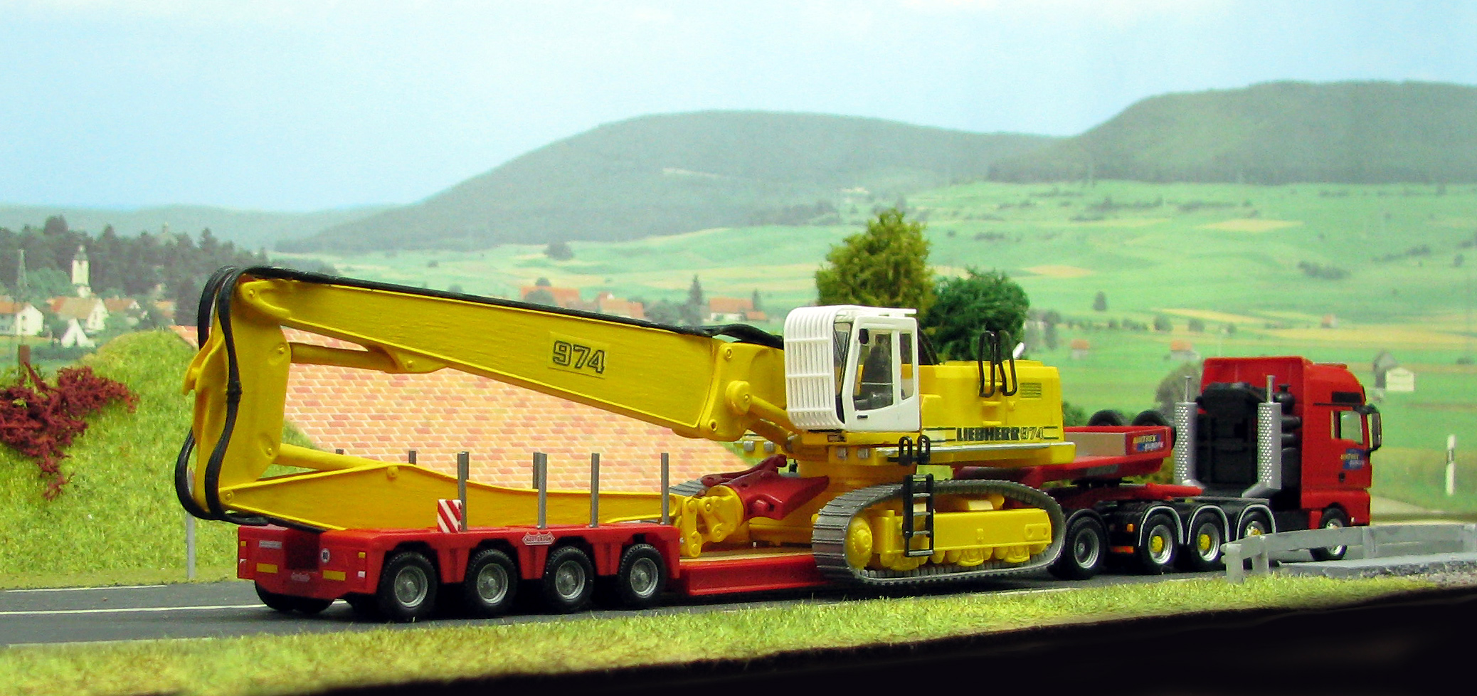 Sur la Nationale une LIEBHERR 974 avec bras de démolition