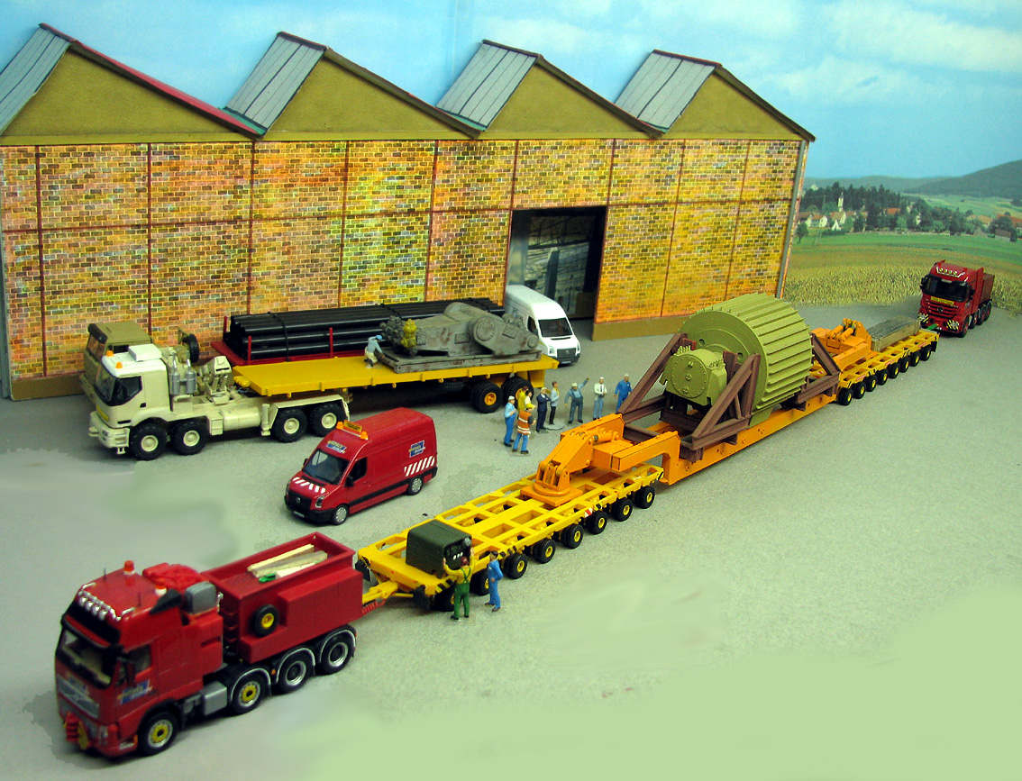 Un 1000 pattes bien chargé tiré par le VOLVO FH 16-700 chevaux et poussé par le MERCEDES Actros M3, à l'arrière, un TITAN "saharien, sur la semi, une pompe à boue