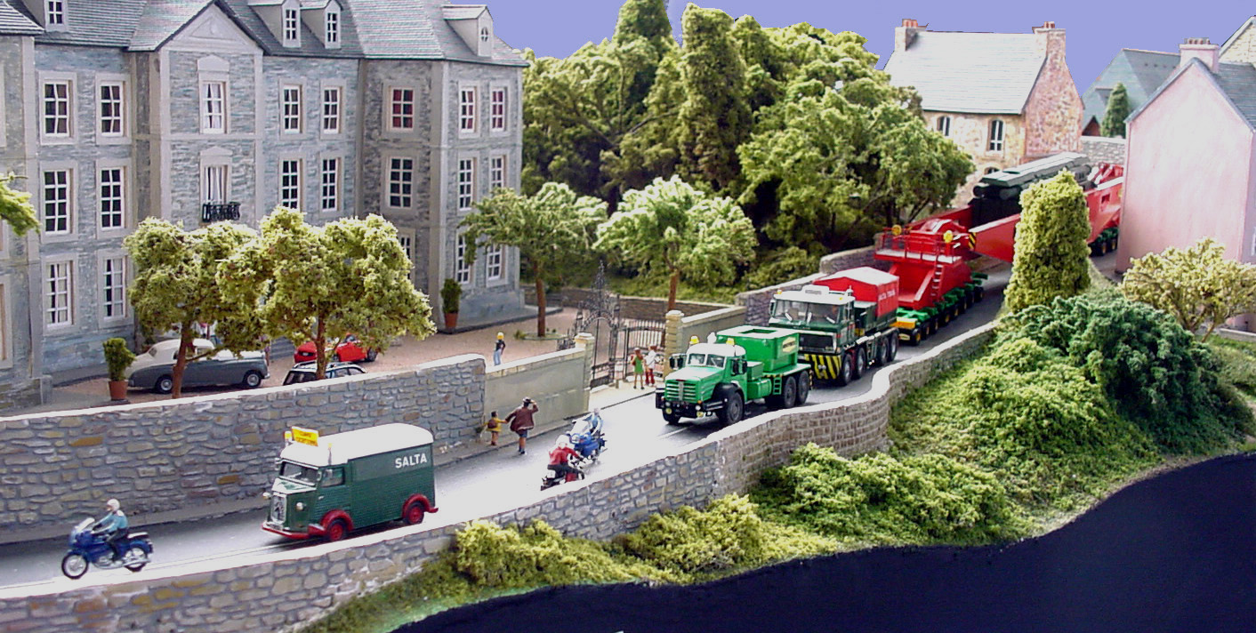 Collaboration entre la SALTA avec le WILLEME TG 250 et la SIMTREX avec le BERLIET TBO M 3 HC petite cabine et la 1000 pattes à berceau traversant le village de Bézon la Romaine, département 69 et passant devant le château du Marquis de Sade devenu un couvent pour bonnes sœurs en attente de maternité.