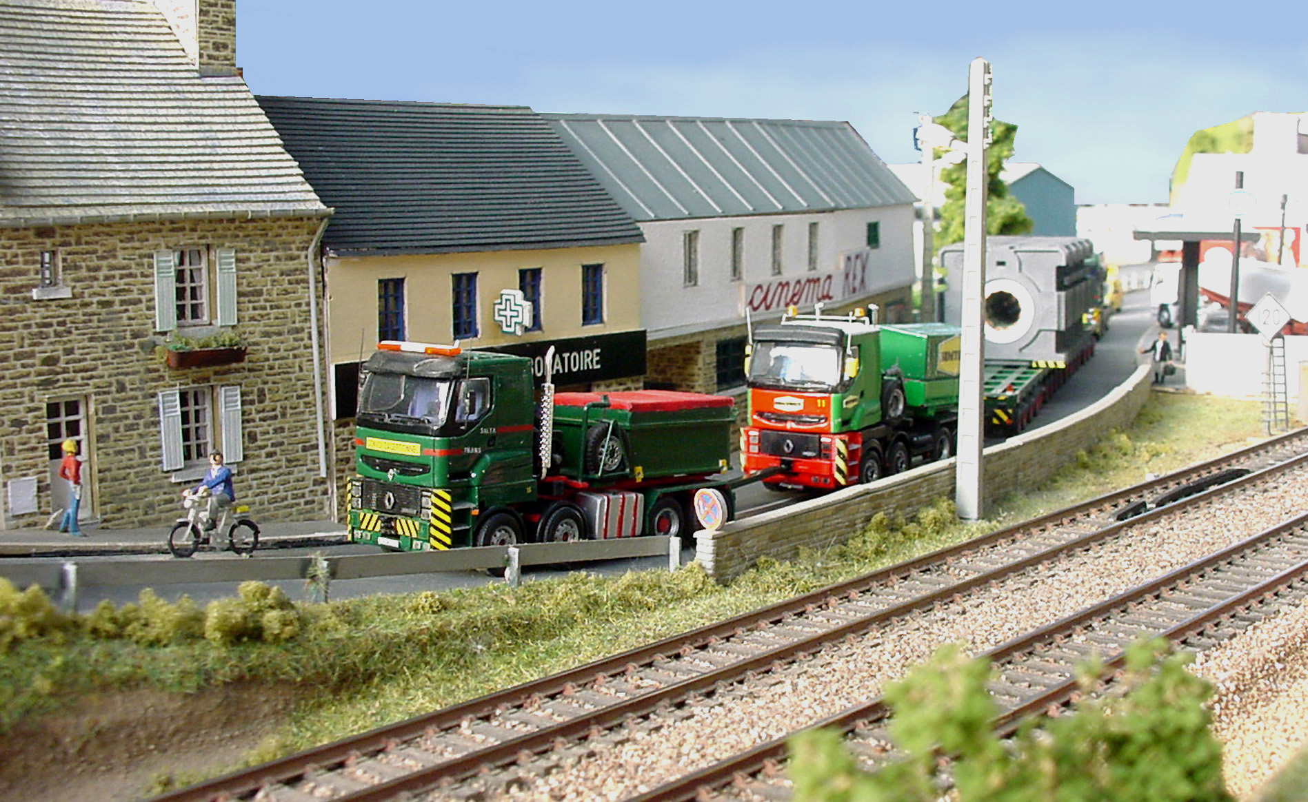 Un tracteur TITAN Champion de la SALTA ( en tête) de David Malabard et un tracteur TITAN Champion de la SIMTREX ( à droite) ne sont pas de trop pour gravir cette rue en forte pante !