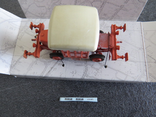 les décals sont fournis dans le support en carton