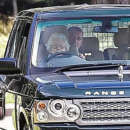 la-reine-elisabeth-volant-range-rover-cote-carole-middleton-balmoral-2016.jpg