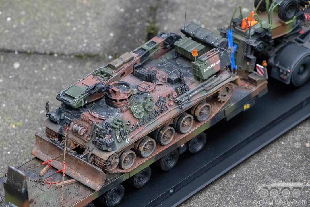 Modèle au 1-48 ème avec un char de dépannage...que de détails !.jpg