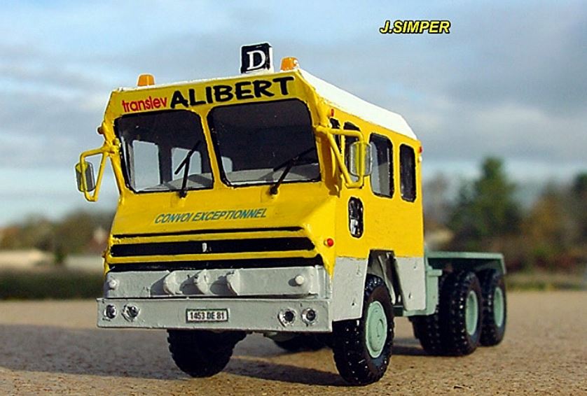 Un M 26 avec cabine en carton