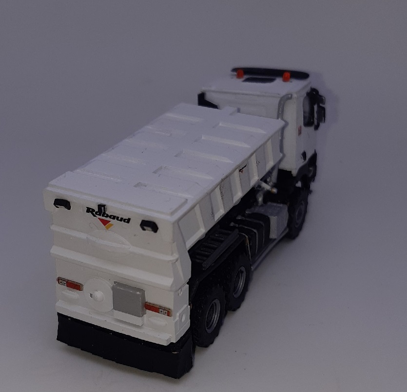 4f99d708-f2da-4cda-ae87-558562933689-0.jpg
