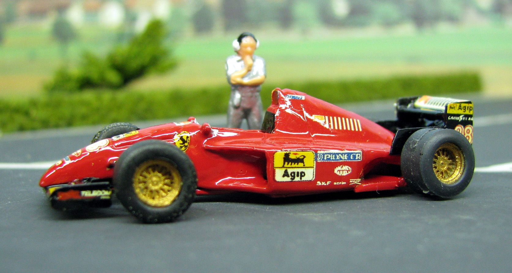 F1 FERRARI T2. 1995 pilote BERGER Fabricant EVRAT87.jpg