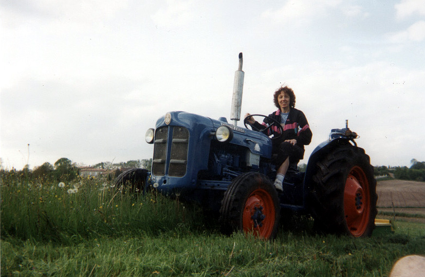 Mon épouse sur notre FORDSON Dexta, Dordogne