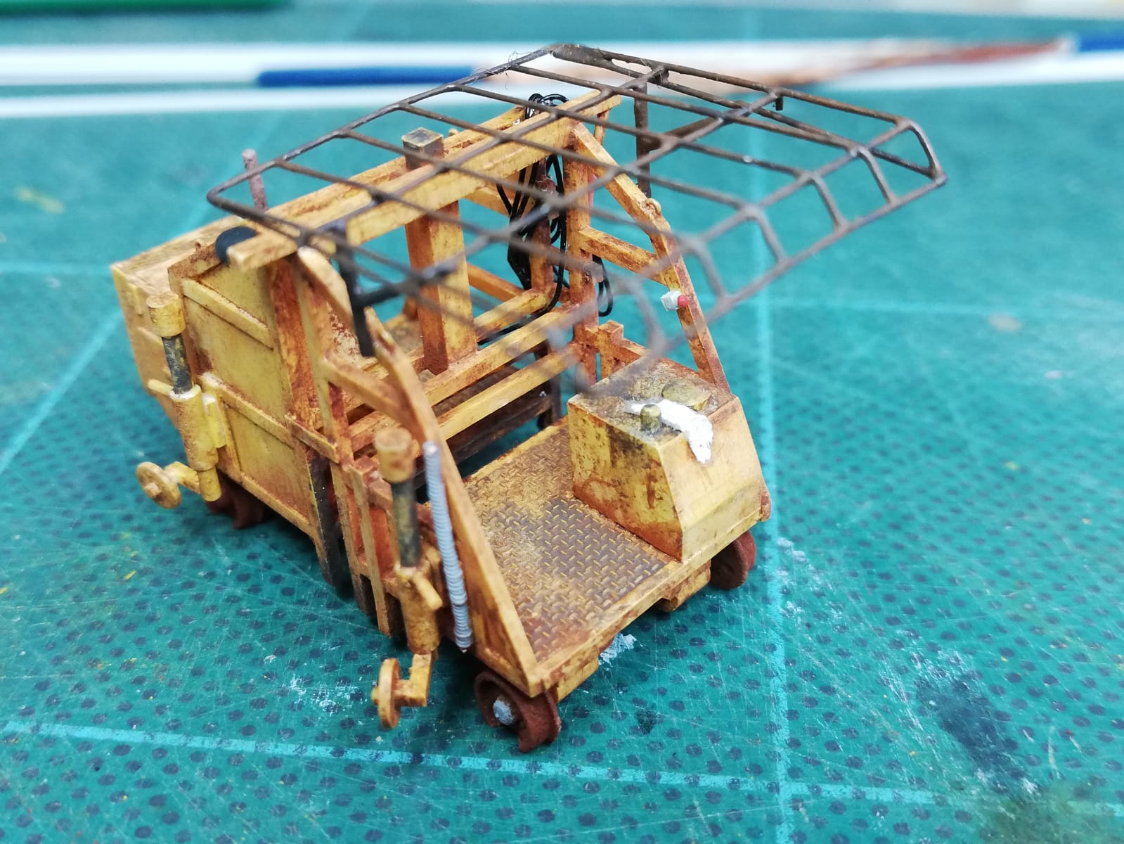 A noter le chiffon oublié par un technicien sur le réservoir d'huile du système hydraulique. On s'amuse comme on peut !!!