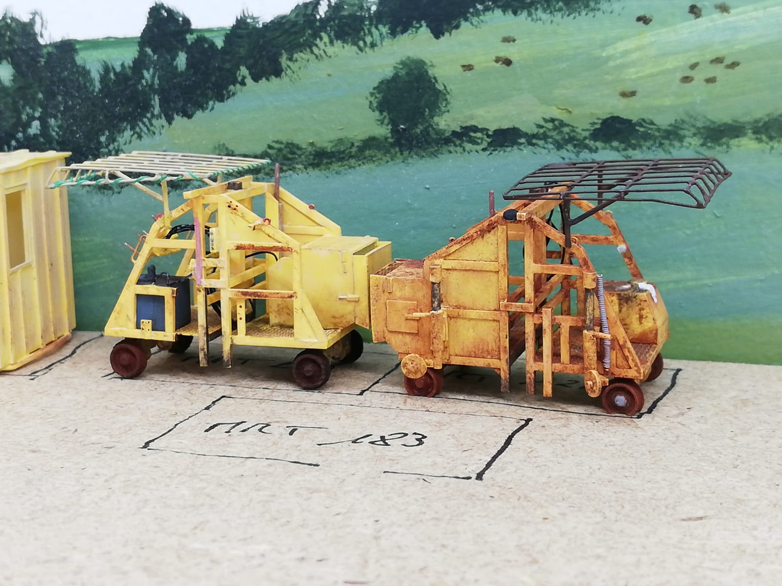 Avec sa copine la 258 présentée précédemment ... et un peu mieux conservée !