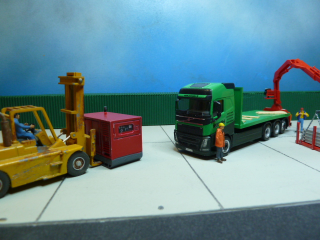 chargement à l'élévateur et grue auxiliaire ...