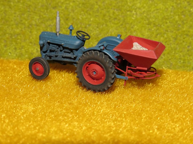 Fordson avec distributeur d'engrais.JPG