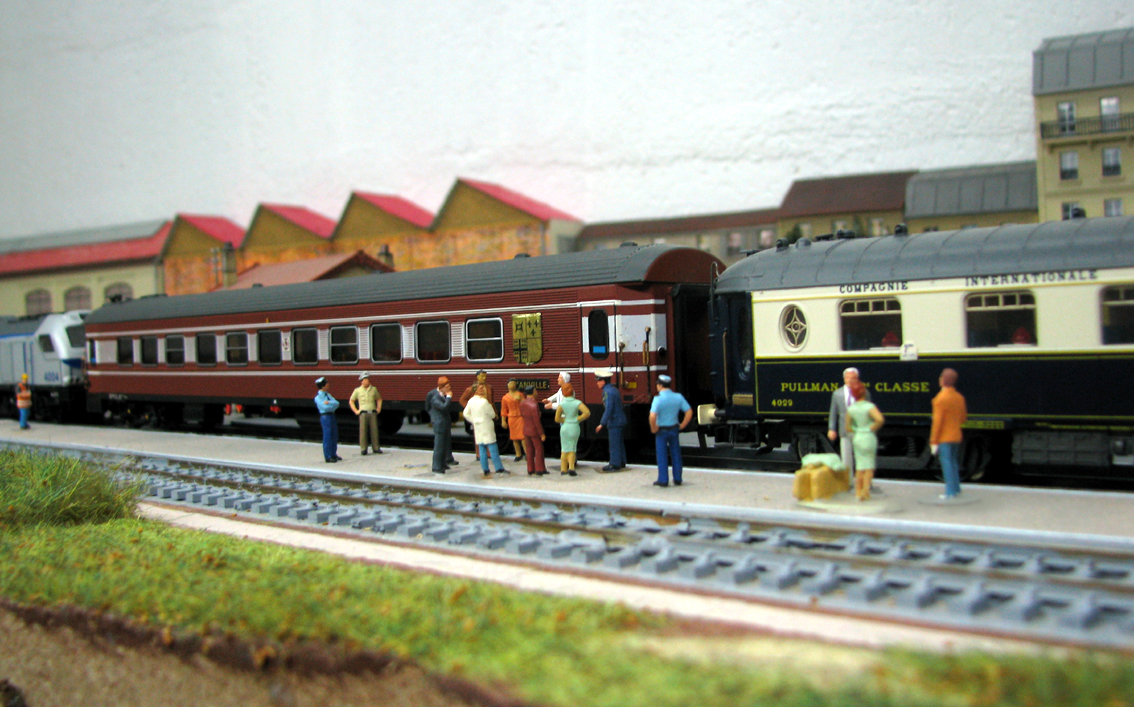 A gauche, voiture pullman du PDG de la SIMTREX.