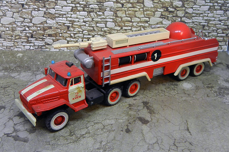 Ural  377/ Véhicule d'extinction à réservoir de mousse pour les entreprises industrielles