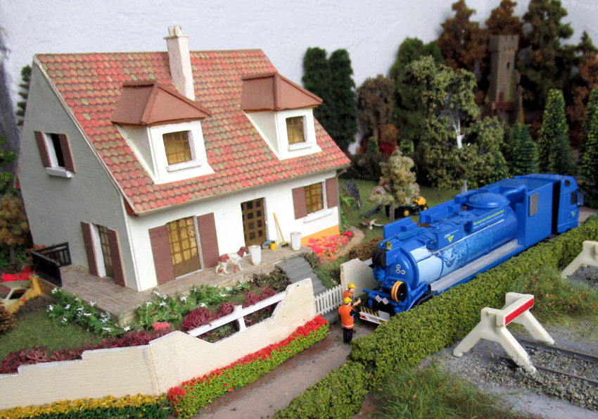 Quelle émotion de voir réapparaitre des étrons de plus de 45 ans (hé oui, ma fosse n'a jamais été vidée). Les hollandais sont intéressés par ce genre de déchets qui leur serve à faire pousser leurs tomates qu'ils envoient ensuite sur nos marchés !