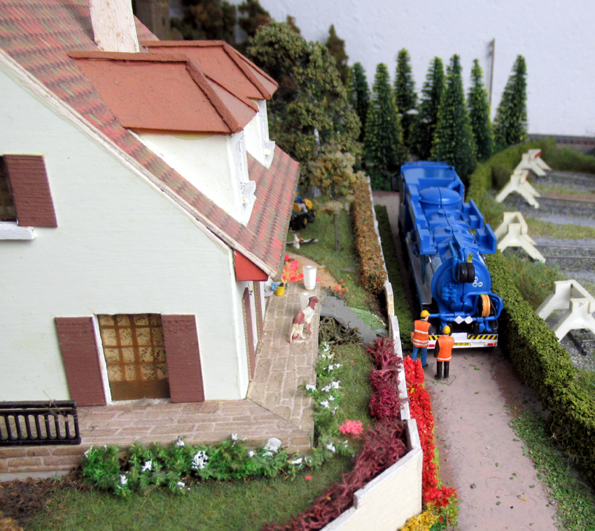 L'entreprise hollandaise est venue à Ezanville inaugurer son nouvel outil, l'allée menant à notre maison n'est pas faite pour les poids-lourds, heureusement le conducteur était un virtuose du volant !