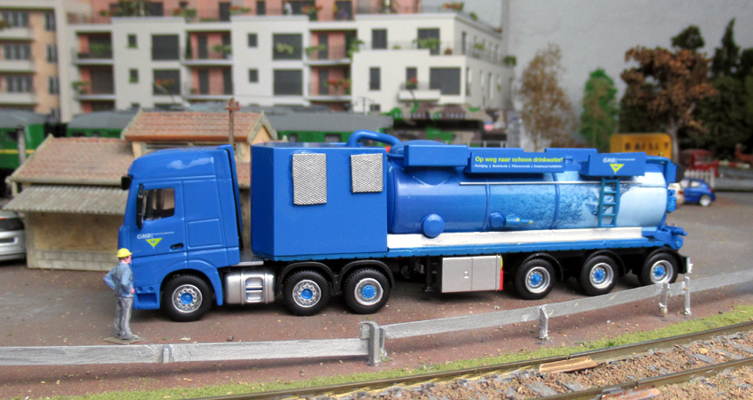 Plus de détails de ce côté: extincteur, coffre, mains courantes, grilles d'aération