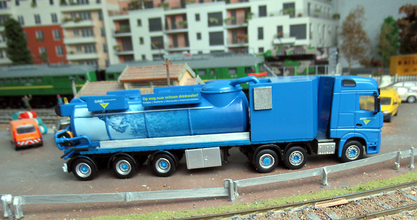 Grille d'aération du groupe compresseur, mains courantes, quelques retouches de peinture argent mat.