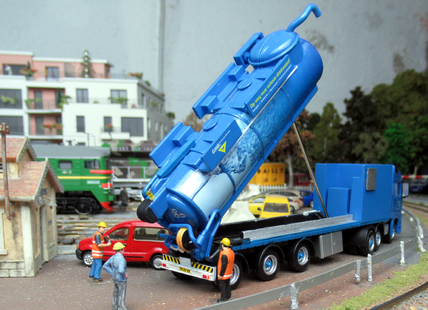 La citerne bascule, le vérin, simple tige de fer est à revoir, sinon l'effet est réaliste